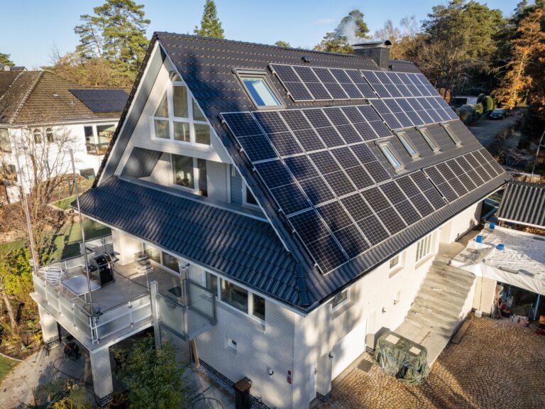 TWL-Technologie GmbH kombiniert Photovoltaik-Thermie-Anlage mit Wärmepumpe, Holzkessel, Batteriespeicher und Schwimmbad