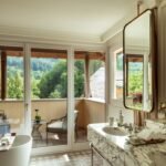 Marmorbad mit Balkon und Blick ins Grüne